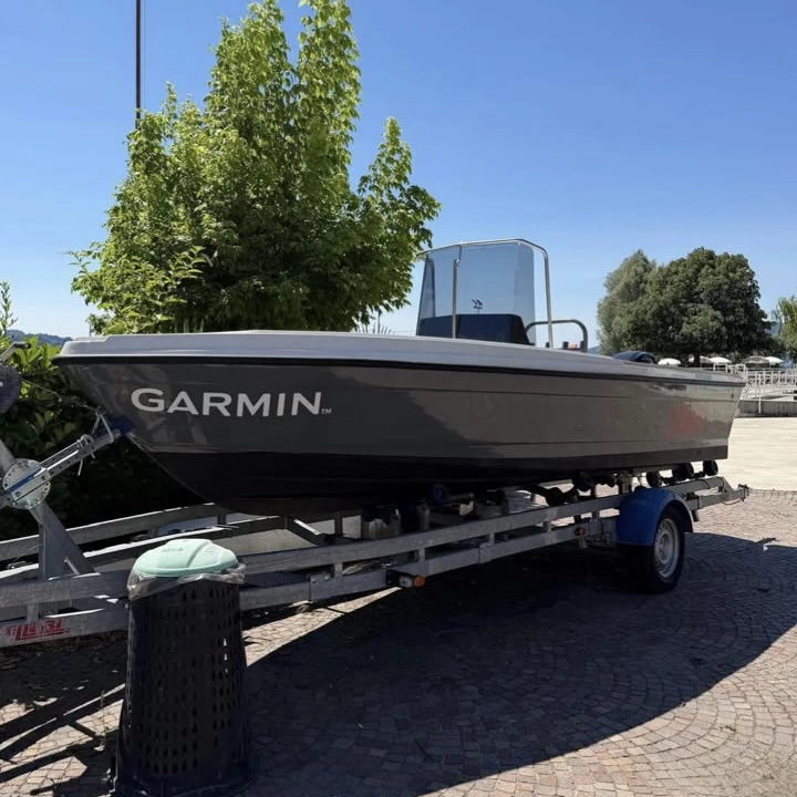 Mietboot des Camping Lago auf dem Trailer, im Hintergrund der Lago Maggiore und die Berge